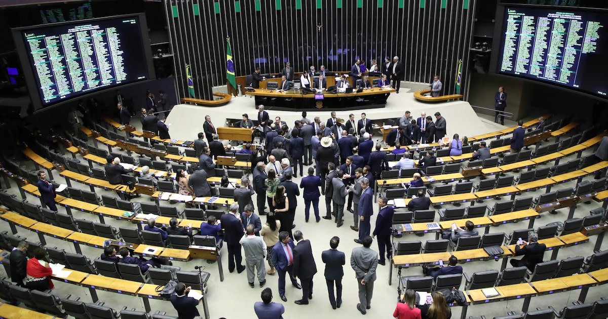 Pessimismo sobre arcabouço fiscal e possível mudança de meta tendem a piorar projeção de dívida