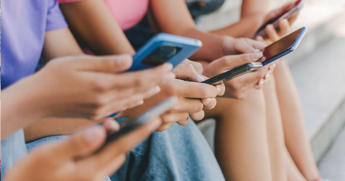 Celular aos 14 anos e rede social aos 16? Por que campanha que cresce no País e fora merece atenção